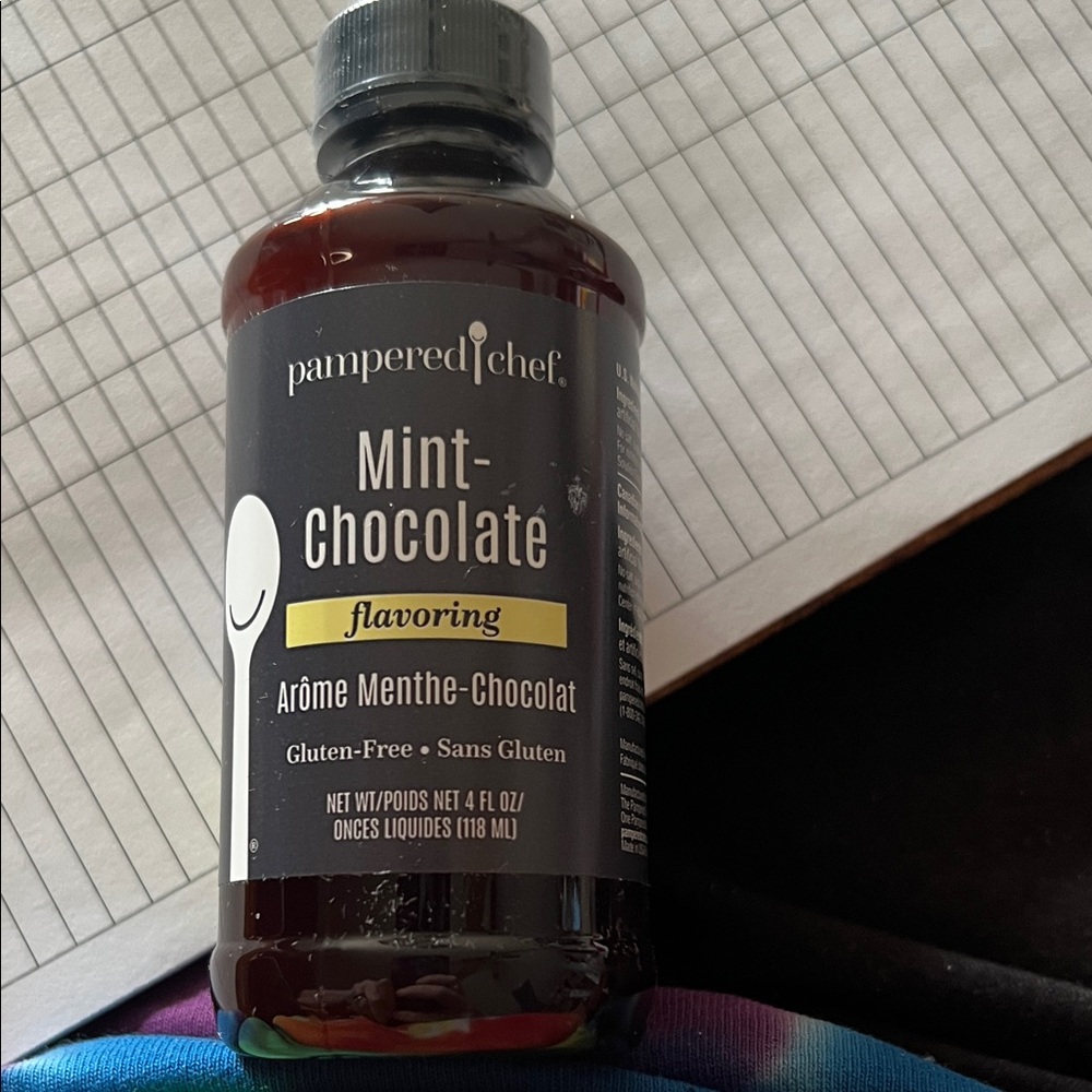 Pampered Chef Mint Chocolate Flavoring - Black